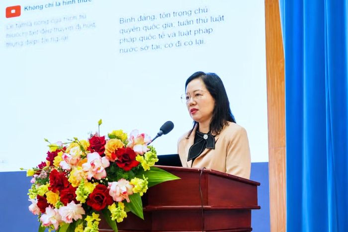 Đồng chí Nguyễn Thị Diệu Linh, Phó Trưởng Ban Đào tạo, bồi dưỡng cán bộ đối ngoại, Học viện Ngoại giao, Bộ Ngoại giao truyền đạt nội dung tập huấn.