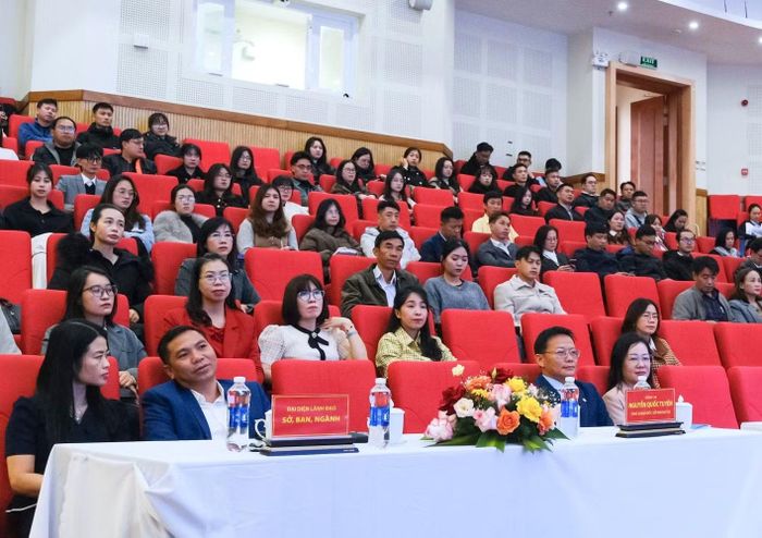 Hội nghị được tổ chức dưới hình thức trực tiếp tại Hội trường Trung tâm hành chính tập trung tỉnh Lâm Đồng và trực tuyến tới các xã, phường và đặc khu.