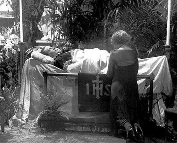 Thi hài Rudolph Valentino được quàn tại Frank E. Campbell Funeral Chapel, New York, ngày 24/8/1926