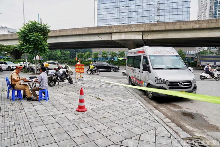Cảnh sát lập biên bản xử phạt tài xế H.T.K. mức 1,5 triệu đồng và trừ 2 điểm giấy phép lái xe.