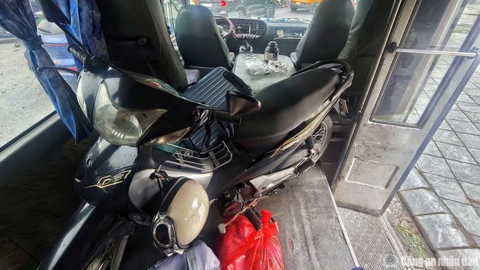 Tài xế chở xe máy trong khoang hành khách.