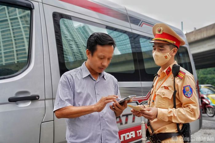 Hàng chục trường hợp được tổ CSGT dừng kiểm tra.