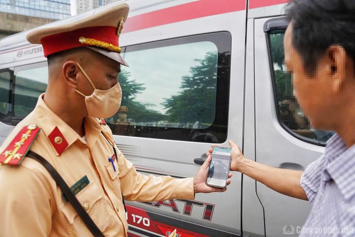 Cảnh sát kiểm tra dữ liệu camera hành trình của tài xế H.T.K.