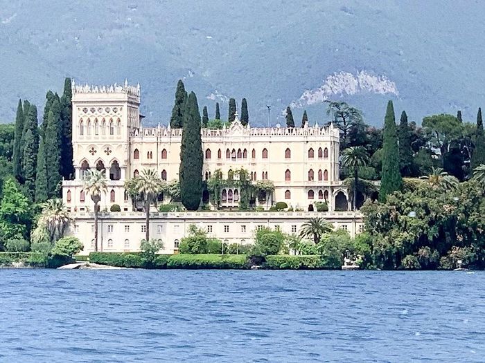 Một lâu đài cổ bên hồ Côme/Lago di Como