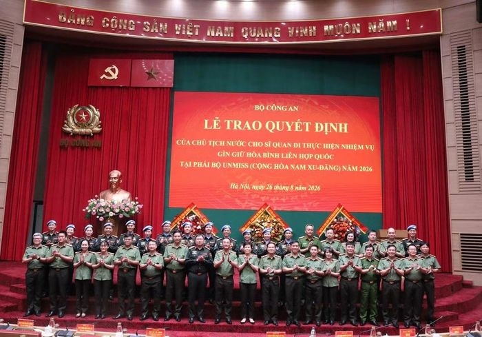 Thứ trưởng Bộ Công an Phạm Thế Tùng chụp ảnh lưu niệm cùng các vị đại biểu và lực lượng GGHB Bộ Công an.