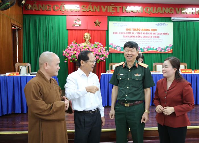 Các đại biểu trao đổi tại hội thảo.