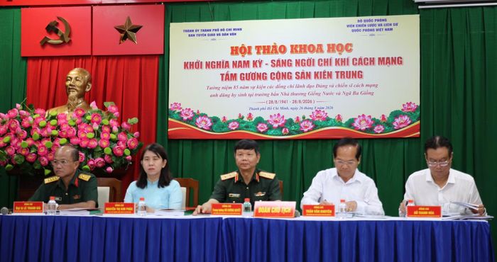 Đoàn chủ tịch điều hành hội thảo.