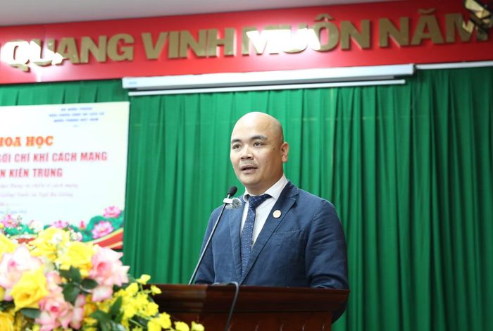 Đồng chí Hà Huy Thanh, đại gia đình cố Tổng Bí thư Hà Huy Tập, trình bày tham luận.