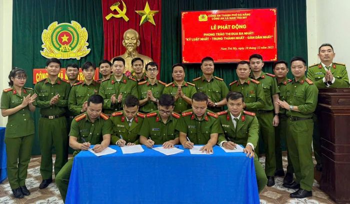 Cán bộ, chiến sĩ Công an xã Nam Trà My ký giao ước thi đua triển khai phong trào “Ba Nhất”.