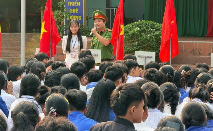 Công an xã Nam Trà My đẩy mạnh tuyên truyền pháp luật tại các trường học trên địa bàn.