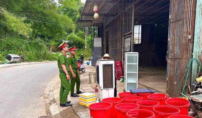 Công an xã Nam Trà My bám cơ sở, tuyên truyền, vận động người dân đảm bảo trật tự, an toàn giao thông đường bộ.