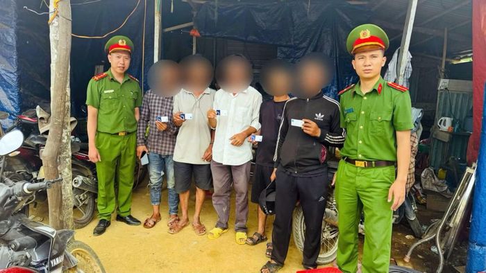 Công an xã Nam Trà My test nhanh ma túy cho công nhân, người lao động làm việc trên địa bàn.