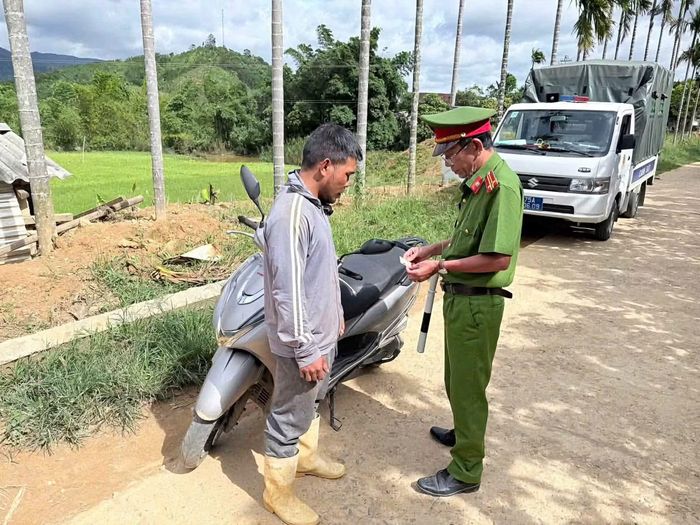 Ngoài kiểm tra, xử lý các trường hợp vi phạm về giao thông, Công an xã A Lưới 4 đã ứng dụng sản phẩm truyền thông số để nâng cao hiệu quả tuyên truyền pháp luật đến người dân.