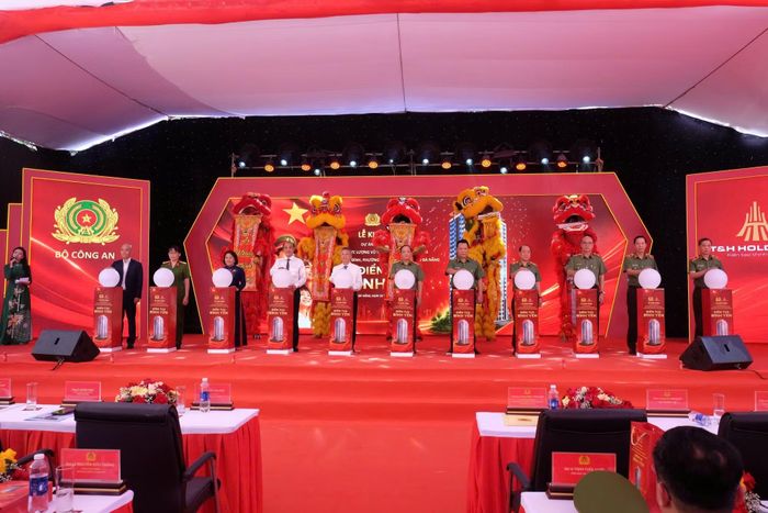 Thượng tướng Đặng Hồng Đức, Ủy viên Trung ương Đảng, Thứ trưởng Bộ Công an cùng các đại biểu thực hiện nghi thức ấn nút khởi công Dự án xây dựng nhà ở cho lực lượng vũ trang CAND tại Đà Nẵng.
