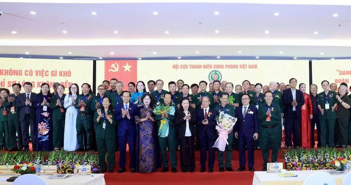 Phó Chủ tịch Quốc hội Nguyễn Thị Hồng tặng hoa chúc mừng Ban Chấp hành Hội Cựu TNXP Việt Nam khóa V .