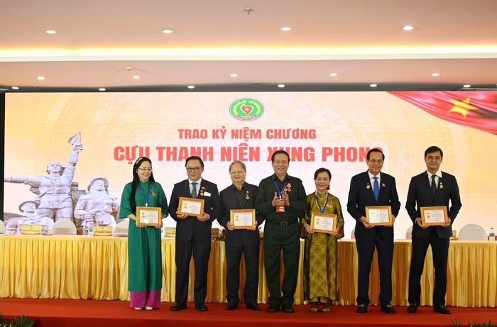 Ông Vũ Trọng Kim trao kỷ niệm chương cho 8 cá nhân có nhiều đóng góp cho tổ chức Hội và lực lượng TNXP Việt Nam.