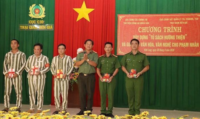 Thượng tá Trần Ngọc Thái, Phó trưởng Phòng Công tác chính trị Công an tỉnh Vĩnh Long trao sách tặng Trại giam Bến Giá và các phạm nhân.