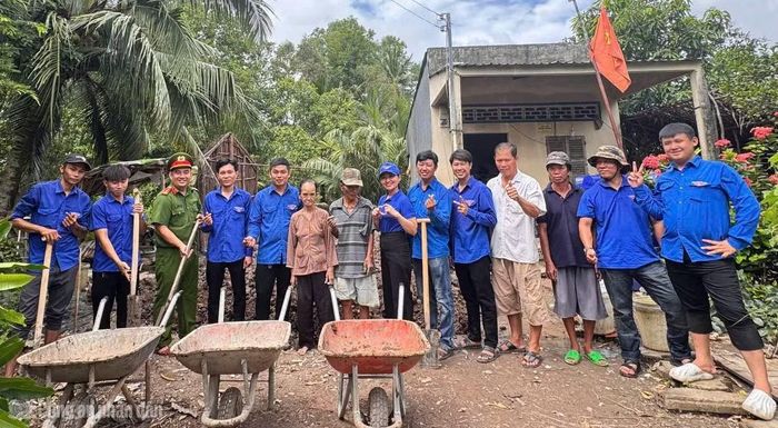 Công an xã Hưng Mỹ cùng Đoàn thanh niên hỗ trợ xây dựng nhà đại đoàn kết cho hộ ông Trần Văn Có, ngụ ấp Thị Tường.
