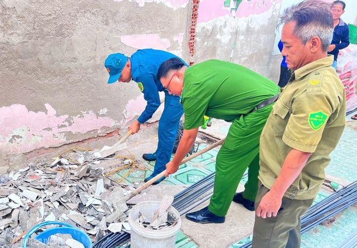 Công an xã Sông Đốc cùng lực lượng ANTT hỗ trợ sửa chữa nhà cho gia đình ông Trần Văn Tý, ngụ ấp Thị Kẹo.
