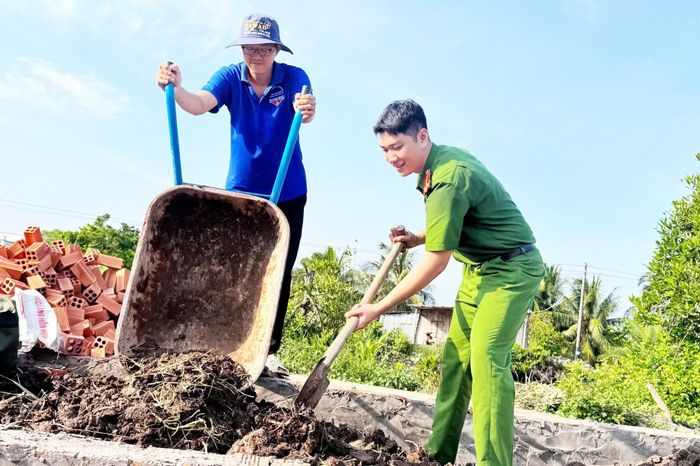 CBCS Công an xã Hưng Mỹ đắp nền xây dựng nhà cho ông Trần Văn Có, ấp Thị Tường.