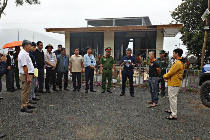 UBND xã Hiệp Thạnh thực hiện cưỡng chế, buộc khắc phục hậu quả công trình xây dựng không phép.