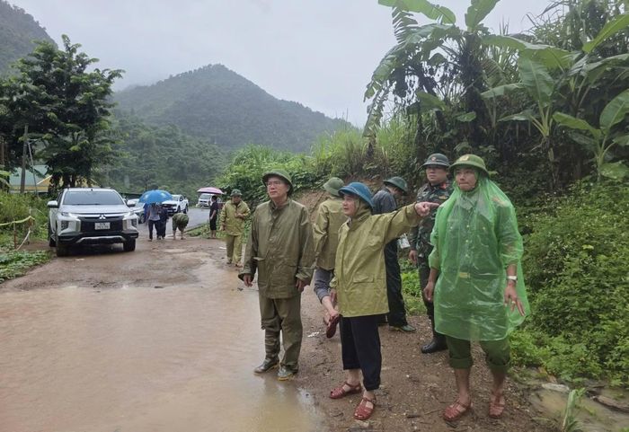 Lực lượng Công an xã phối hợp với các ngành chức năng ứng trực thường xuyên tại các vùng thiên tai, bão lũ để kịp thời hỗ trợ nhân dân.