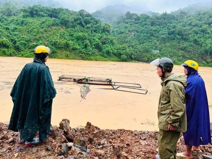 Tình hình mưa lũ trong thời gian tới dự báo tiếp tục diễn biến phức tạp, lực lượng Công an xã tại miền Tây xứ Nghệ đang căng mình để bảo vệ sự an toàn tính mạng và tài sản của nhân dân.