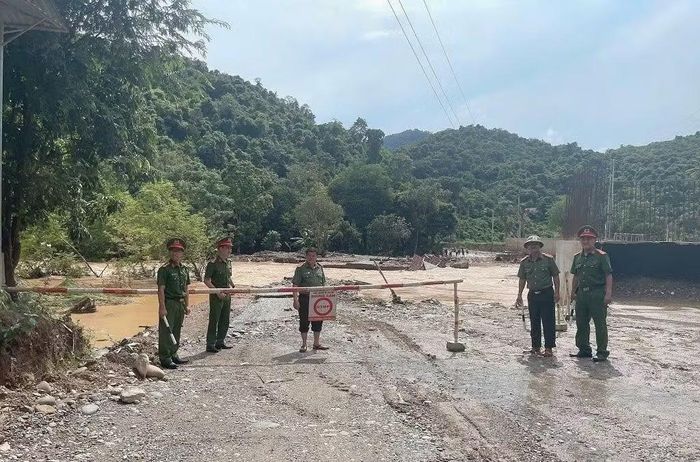 Tại các tuyến đường bị ngập nước, lực lượng Công an đã cấm đường để đảm bảo an toàn.