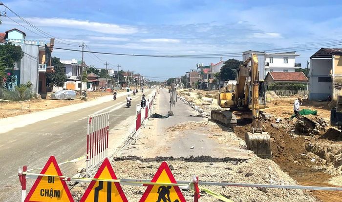 Chủ đầu tư dự án mở rộng đường Nguyễn Hoàng xử phạt 2 nhà thầu gồm Công ty Thắng Lợi và Công ty An Thuận do thi công chậm tiến độ.