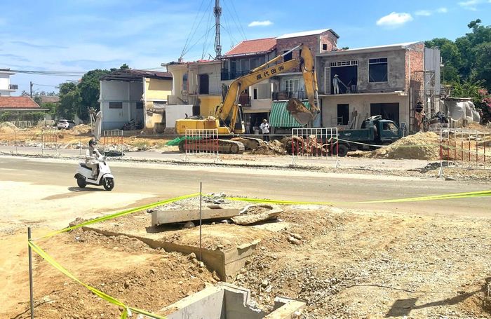 Dự án mở rộng đường Nguyễn Hoàng chậm tiến độ gây ảnh hưởng đến việc đi lại và cuộc sống của người dân.