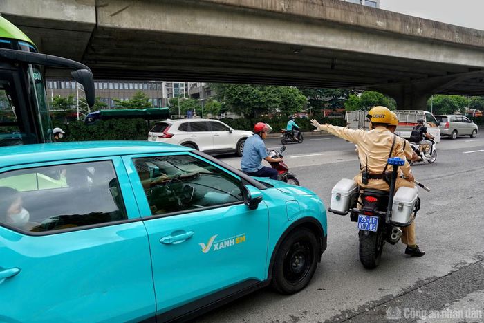 Tổ công tác nhanh chóng sử dụng moto tuần tra mở đường, hỗ trợ taxi đưa sản phụ đến bệnh viện.