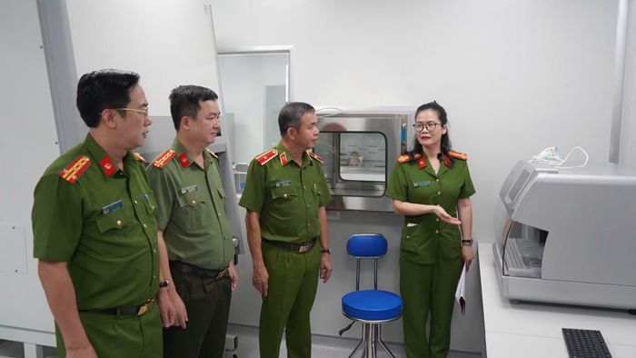 Các đại biểu tham quan Phòng giám định ADN.