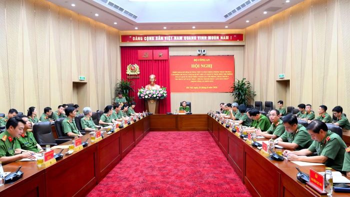 Thứ trưởng Nguyễn Văn Long cùng các đại biểu tham dự hội nghị.