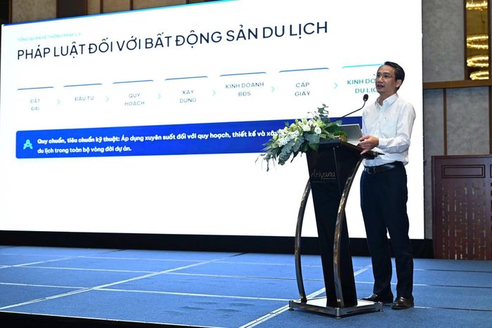 Ông Vương Duy Dũng, Phó Cục trưởng Cục Quản lý nhà và thị trường bất động sản (Bộ Xây dựng) phát biểu tại diễn đàn.