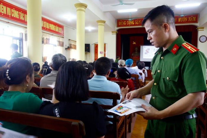 Cán bộ, chiến sĩ Công an tỉnh Ninh Bình phổ biến kiến thức và phát tờ rơi tuyên truyền về ma túy tới người dân.