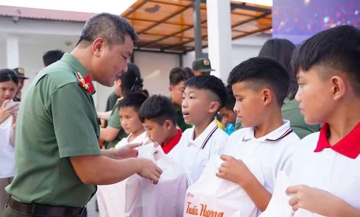 Đại tá Nguyễn Quốc Vương, Phó Giám đốc Công an tỉnh Bắc Ninh, Trưởng đoàn công tác tặng quà các cháu nhỏ.