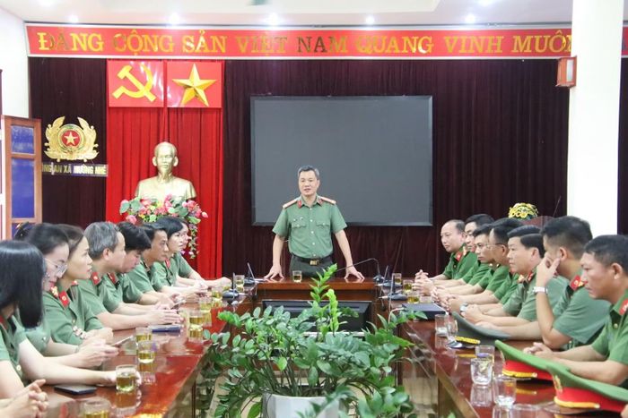 Đại tá Nguyễn Quốc Vương, Phó Giám đốc Công an tỉnh Bắc Ninh, Trưởng đoàn công tác thăm, tặng quà Công an xã Mường Nhé.