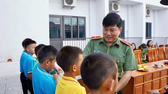 Thiếu tướng Vũ Văn Đấu, Giám đốc Công an tỉnh Điện Biên tặng quà cho em nhỏ tại Mái ấm Nhân ái - Hữu nghị.