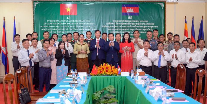 Các đại biểu tại buổi lễ ký kết.