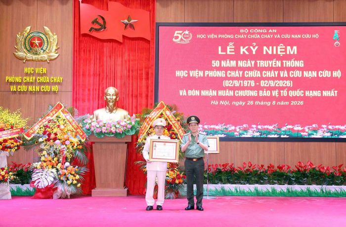 Bộ trưởng Lương Tam Quang trao Huân chương Bảo vệ Tổ quốc hạng Nhì tặng Trung tướng, PGS.TS Lê Quang Bốn, Giám đốc Học viện PCCC và CNCH.