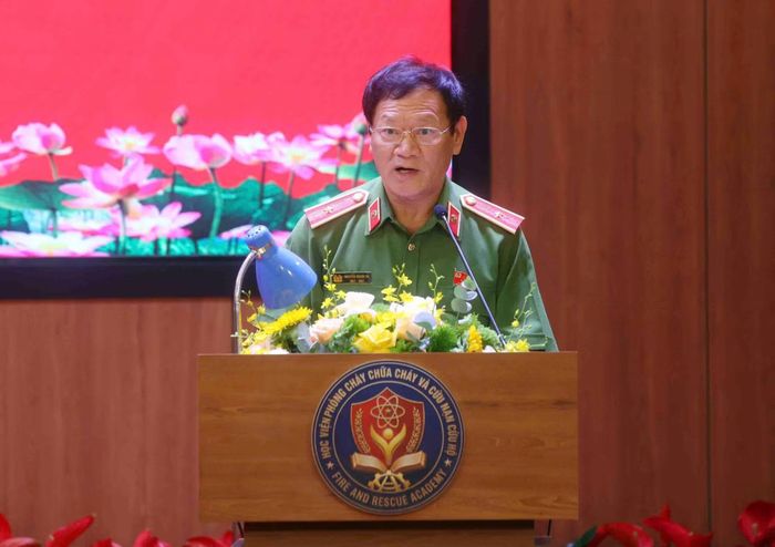Thiếu tướng, PGS.TS Nguyễn Mạnh Hà, nguyên Hiệu trưởng Trường Đại học PCCC, nay là Học viện PCCC và CNCH đại diện cho các thế hệ lãnh đạo qua các thời kỳ phát biểu tại buổi lễ.