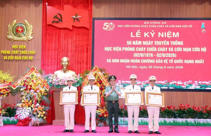 Bộ trưởng Lương Tam Quang trao Huân chương Bảo vệ Tổ quốc hạng Nhì và hạng Ba tặng các đồng chí nguyên lãnh đạo các đơn vị trực thuộc Học viện PCCC và CNCH.