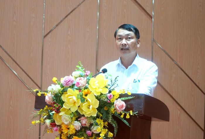 Các đại biểu tham luận tại hội nghị.