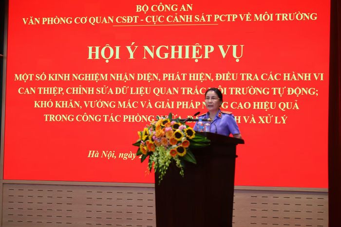 Đồng chí Hoàng Thị Hiền, Phó vụ trưởng Vụ 1, Viện KSND tối cao phát biểu.