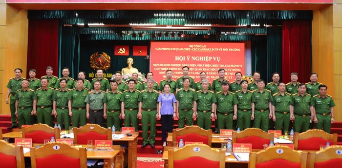 Các đại biểu dự hội ý nghiệp vụ.