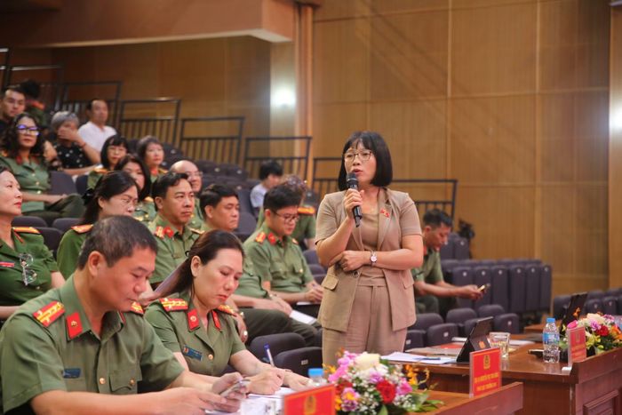 Đại biểu Quốc hội Nguyễn Thị Việt Nga giải đáp câu hỏi của phóng viên.