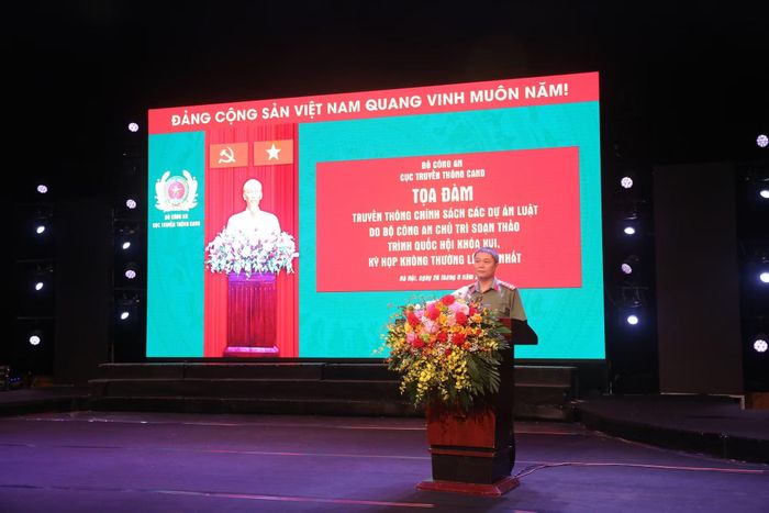 Đại tá Ngô Đức Thắng giới thiệu những nội dung cơ bản các dự án luật.