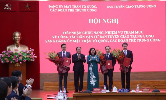 Chủ tịch Ủy ban Trung ương Mặt trận Tổ quốc Việt Nam Bùi Thị Minh Hoài, Trưởng Ban Tuyên giáo Trung ương Trịnh Văn Quyết trao Quyết định của Bộ Chính trị, Ban Bí thư điều động, phân công, chỉ định các đồng chí giữ chức Phó Bí thư chuyên trách Đảng uỷ Mặt trận Tổ quốc, các đoàn thể Trung ương nhiệm kỳ 2025 – 2030.