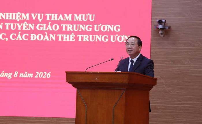 Trưởng Ban Tuyên giáo Trung ương Trịnh Văn Quyết phát biểu bàn giao nhiệm vụ và nhân sự tại hội nghị.