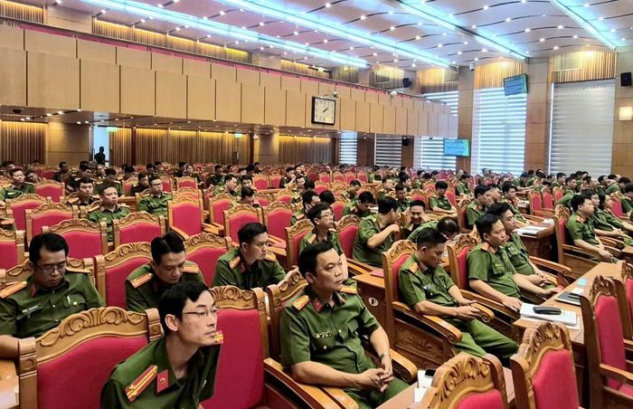 Các đại biểu đại diện Công an các đơn vị chức năng và Phòng Cảnh sát Kinh tế Công an các địa phương tại buổi hội ý nghiệp vụ.